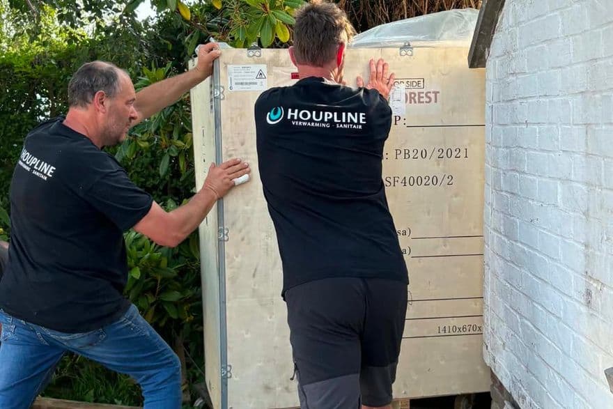 Monteur van Houpline aan een cv-ketel