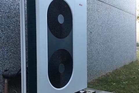 Geplaatste warmtepomp aan de gevel